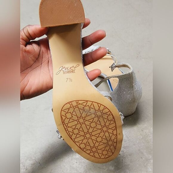 Badgley
Mischka    - Picture 7 of 9